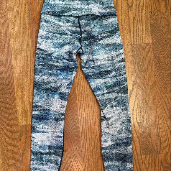 Lululemon crop leggings!  Size 4, Used, good condition. - Picture 2 of 4